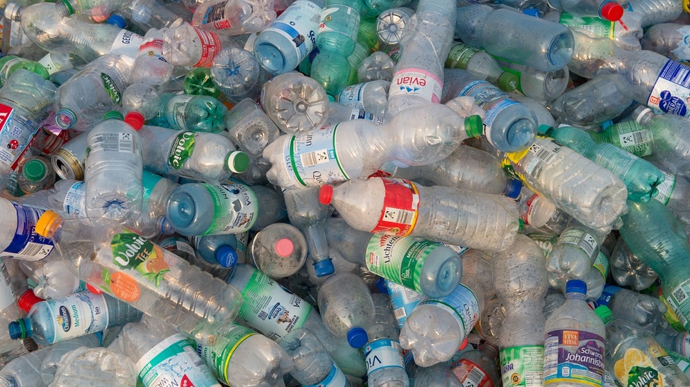 Gepresste Einwegflaschen, ihr Plastik kann nur zu einem geringen Teil wiederverwendet werden. | Bild: picture alliance / Sven Simon