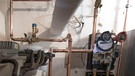 Installationsarbeiten an einer Gasheizung | Bild: picture alliance / Ulrich Baumgarten | Ulrich Baumgarten