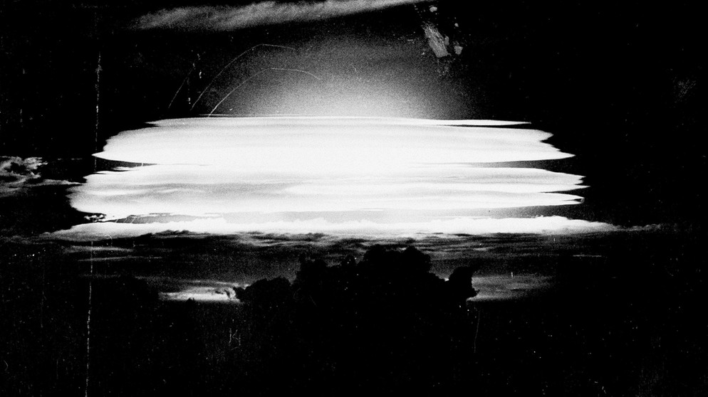 Die Operation Redwing war eine Reihe von Kernwaffentests, die 1956 von den USA auf den Marshallinseln im Pazifik durchgeführt wurde. Die hier dargestellte Detonation im Rahmen von Redwing Cherokee demonstrierte den Luftabwurf einer Wasserstoffbombe - als Antwort auf den Test eines sowjetischen Luftabwurfs im Jahr zuvor.  | Bild: picture alliance / AP Images | Uncredited