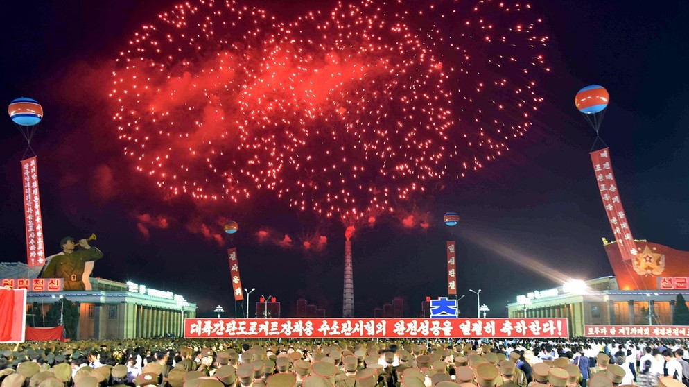 Nordkorea testete erst im Jahr 2017 angeblich eine Wasserstoffbombe. Grund zum Feiern mit Feuerwerk, wie diese von der nordkoreanischen Nachrichtenagentur veröffentlichte Aufnahme zeigt.  | Bild: picture alliance / Yonhap | Yonhap