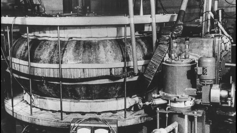 Der erste Tokamak: Der sowjetische T1, in Betrieb von 1957 bis 1959. | Bild: © ITER Organization, http://www.iter.org/ 