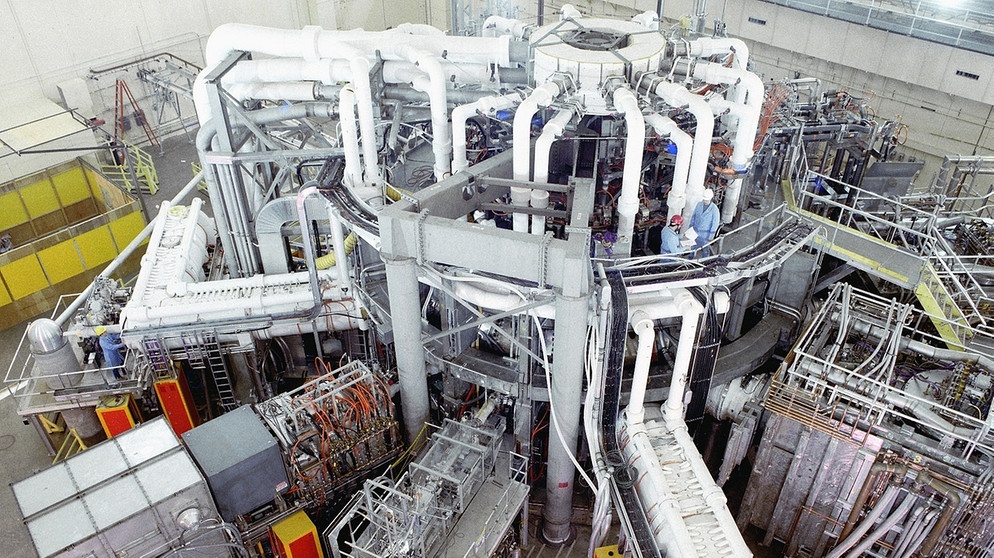 Der TFTR war ein amerikanischer Fusionstestreaktor, der eigentlich erstmals mehr Energie durch Kernfusion erzeugen sollte, als man in ihn hineingesteckt hatte, um das Plasma zu erhitzen und zu kontrollieren. | Bild: © ITER Organization, http://www.iter.org/ 