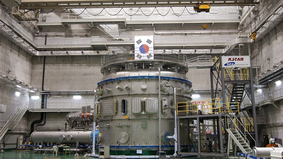 Auf dieser Aufnahme von 2007 war er noch nicht ganz fertig: 2008 wurde das erste Plasma in der südkoreanischen Fusionsanlage KSTAR gezündet.  | Bild: picture-alliance/ dpa | epa Yonhap