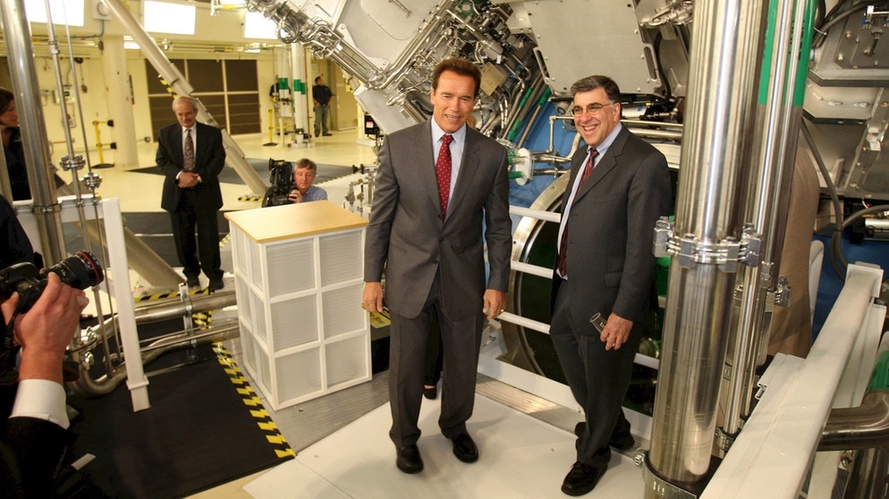 Der damalige Gouverneur von Kalifornien, Arnold Schwarzenegger, besucht die National Ignition Facility im Jahr 2008. | Bild: picture-alliance/ dpa | Lea_Suzuki_/_Pool