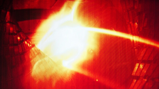 Die kolorierte Aufnahme zeigt das erste von der Versuchsanlage Wendelstein 7-X erzeugte Plasma. Es handelt sich dabei um Helium, das auf eine Million Grad Celsius erhitzt wurde.  | Bild: picture-alliance/dpa