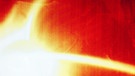 Die kolorierte Aufnahme zeigt das erste von der Versuchsanlage Wendelstein 7-X erzeugte Plasma. Es handelt sich dabei um Helium, das auf eine Million Grad Celsius erhitzt wurde.  | Bild: picture-alliance/dpa