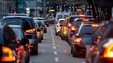 Wer das Klima schützen will, sollte öfter aufs Auto verzichten. Im Bild: Autos stehen im Stau. | Bild: picture-alliance/dpa