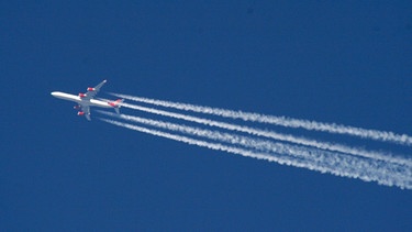Hat eine schlechte CO2-Bilanz und ist kein Beitrag für den Klimaschutz: das Fliegen mit dem Flugzeug. Im Bild: Flugzeug hinterlässt Kondensstreifen am Himmel | Bild: colourbox.com
