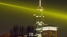 Frankfurter Skyline mit Lichtstrahl erhellt den Nachthimmel - Lichtverschmutzung in der Stadt. | Bild: picture-alliance/dpa