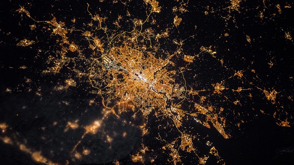 Satellitenbild von London bei Nacht: Hellerleuchtete Häuser und Straßenzüge erhellen die Nacht: Lichtverschmutzung ist ein Problem in großen Städten. | Bild: NASA