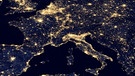 Satellitenbild von Europa: Hellerleuchtete Häuser und Straßenzüge erhellen die Nacht. Lichtverschmutzung ist ein Problem in großen Städten. | Bild: NASA