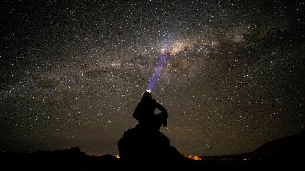 Die Milchstraße ist in von Menschen besiedelten Gebeiten nur noch an wenigen Orten sichtbar - so wie hier auf der Südinsel von Neuseeland. Lichtverschmutzung lässt die Nacht selten werden. Der Lichtsmog stört die Finsternis, Tiere und Ökosysteme - und macht auch uns selbst krank. Einmal im Jahr macht die Earth Night auf zunehmende Lichtverschmutzung aufmerksam. | Bild: picture alliance / NurPhoto | Sanka Vidanagama