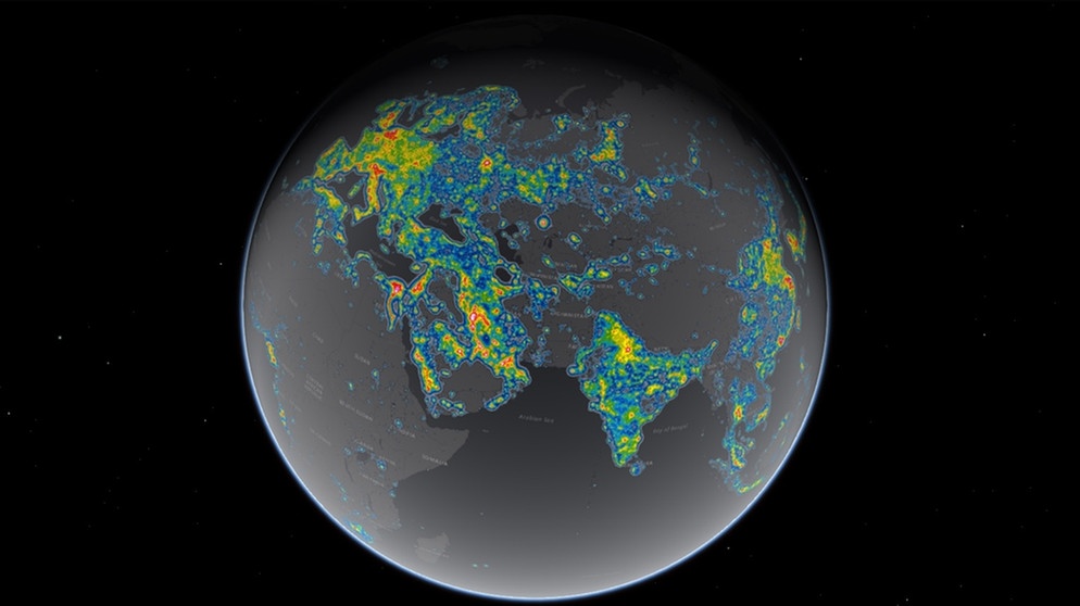 Diese Karte der Erde zeigt lediglich die künstlichen Lichtquellen bei Nacht und basiert auf mehreren Satellitenaufnahmen. Es schaut gemütlich aus - zeigt aber eigentlich die Lichtverschmutzung auf, die in von Menschen besiedelten Gebieten die Nacht zum Tag macht.  | Bild: Falchi et al., Sci. Adv., Jakob Grothe/NPS contractor, Matthew Price/CIRES