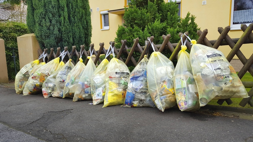 Müllsäcke hängen an Jägerzaun | Bild: picture-alliance/dpa