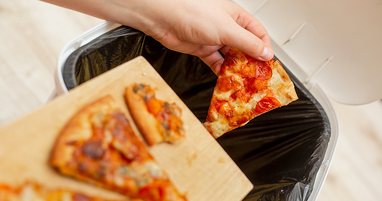 Pizzastücke werden in einen Mülleimer geworfen | Bild: colourbox.com/Simon Kadula