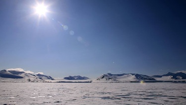 Die Sonne scheint über Spitzbergen. | Bild: picture alliance / blickwinkel/H. Baesemann