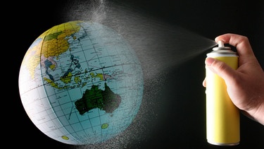 Eine Hand sprüht mit einer Spraydose auf einen Globus. Seit Jahrzehnten beobachten Forscher ein Loch über der Antarktis: das Ozonloch. Nach dem Verbot von FCKW schien es zunächst, als ob die Ozonschicht heile. Doch es gibt auch Rückschläge. Schuld daran ist der Klimawandel. | Bild: picture-alliance/dpa