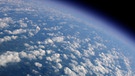 Die Erde aus dem Weltall. In den 1980er-Jahren bemerkten Wissenschaftler, dass sich über der Antarktis jedes Jahr ein riesiges Ozonloch auftut. Die Dicke der Ozonschicht wird in der Dobson-Einheit DU gemessen. 100 DUs entsprechen dabei einer einen Millimeter dicken Schicht aus reinem Ozon. In Wirklichkeit verteilen sich die Ozonmoleküle jedoch in der Luftsäule, auch wenn sie in bestimmten Höhen konzentriert vorkommen. In der Regel hat die Ozonschicht über dem Südpol eine Dicke von 350 Dobson. Sinkt der Wert unter 200 Dobson, spricht man von einem Ozonloch. Über der Antarktis sind die Werte im antarktischen Winter teilweise erheblich niedriger.  | Bild: picture-alliance/dpa