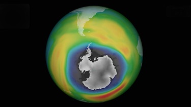 Das Ozonloch über der Antarktis, aufgenommen am 02.10.2015. Seit Jahrzehnten beobachten Forscher ein Loch über der Antarktis: das Ozonloch. Nach dem Verbot von FCKW schien es zunächst, als ob die Ozonschicht heile. Doch es gibt auch Rückschläge. Schuld daran ist der Klimawandel. | Bild: picture-alliance/dpa, colourbox.com, BR, Montage BR