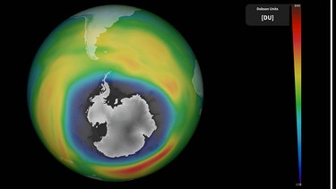 Das Ozonloch über der Antarktis, aufgenommen am 02.10.2015. Seit Jahrzehnten beobachten Forscher ein Loch über der Antarktis: das Ozonloch. Nach dem Verbot von FCKW schien es zunächst, als ob die Ozonschicht heile. Doch es gibt auch Rückschläge. Schuld daran ist der Klimawandel. | Bild: picture-alliance/dpa