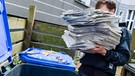 Altpapier, z.B. Zeitungen, gehört in die blaue Tonne | Bild: picture alliance / Bildagentur-online/Schoening