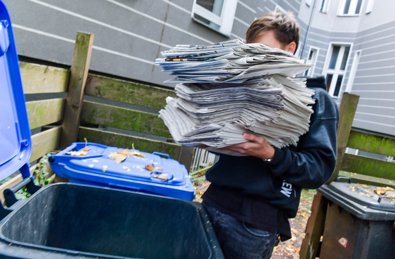 Altpapier, z.B. Zeitungen, gehört in die blaue Tonne | Bild: picture alliance / Bildagentur-online/Schoening