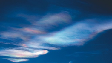Aufnahme einer Polaren Stratosphärischen Wolke über Kiruna, Schweden. Das Auftreten dieser wegen ihres Aussehens auch Perlmuttwolken genannten Gebilde leitet den Ozonabbau in der arktischen Stratosphäre ein. | Bild: Markus Rex / Alfred-Wegener-Institut AWI