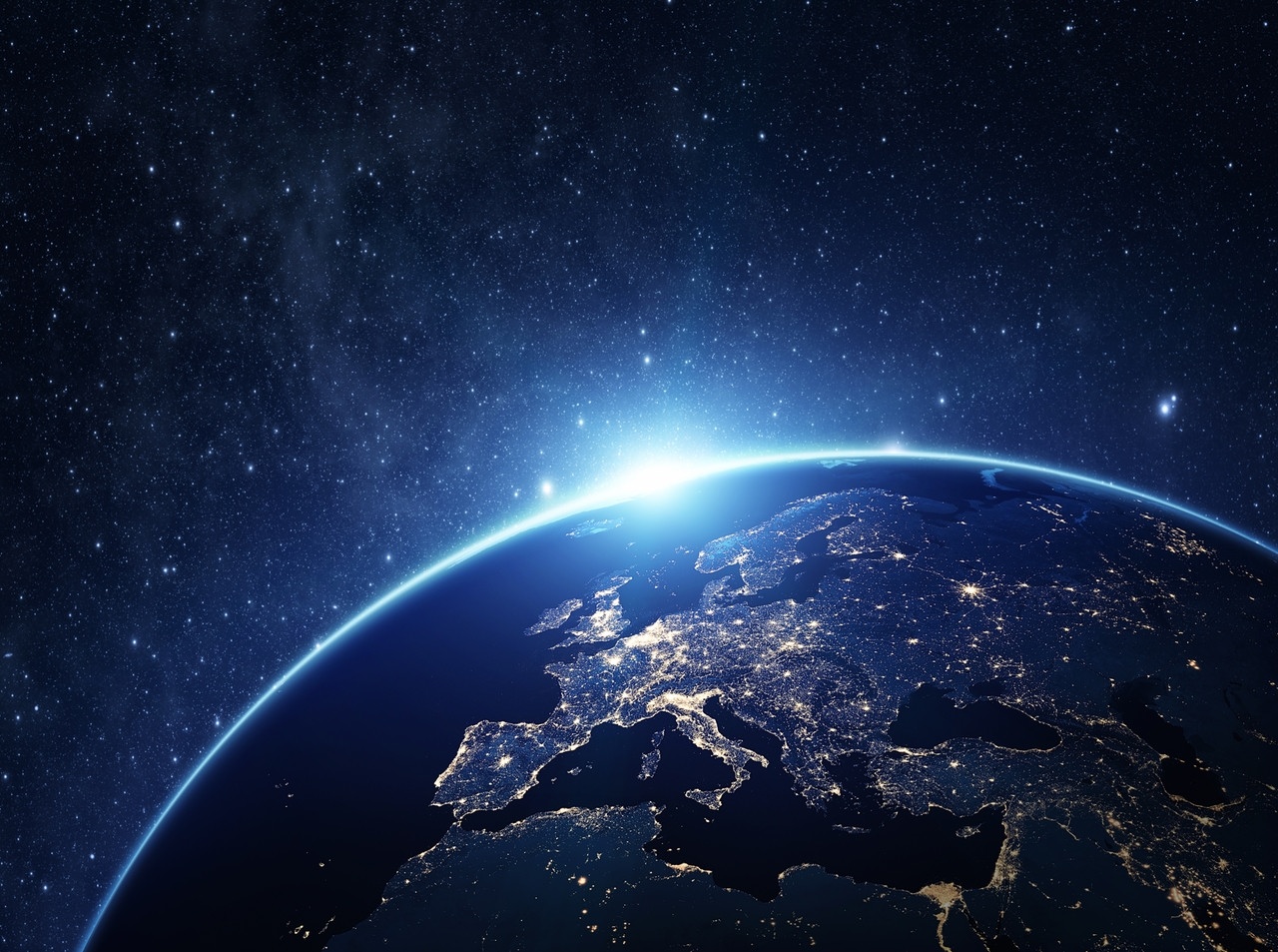 Der Blick aus dem All auf die Erde bei Nacht zeigt die helle Erleuchtung der Großstädte und Strahlung der Erde in der oberen Atmosphäre. | Bild: stock.adobe.com/rangizzz