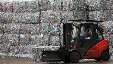 Recyclinghof: PET-Flaschen  | Bild: picture-alliance/dpa