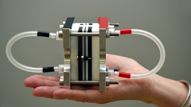 Prototyp einer u.a. von Chemikern der Universität Jena entwickelten Redox-Flow-Batterie | Bild: picture alliance / Universität Jena