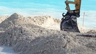 Bagger verteilt Sand am Strand von Cancun in Mexiko, im Hintergrund der Saugbagger, der das Sand-Wasser-Gemisch an den Strand pumpt. | Bild: picture-alliance/dpa