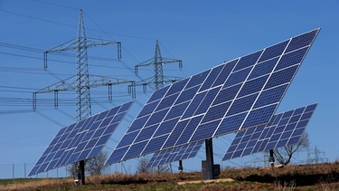 Solarmodule mit Strommasten | Bild: picture-alliance/dpa