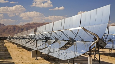 Spiegel eines Solarthermie-Kraftwerks in der Mojave-Wüste in Südkalifornien | Bild: picture alliance / imageBROKER