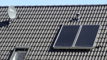 Solarkollektoren für Solarthermie auf einem Einfamilienhaus | Bild: picture-alliance/dpa