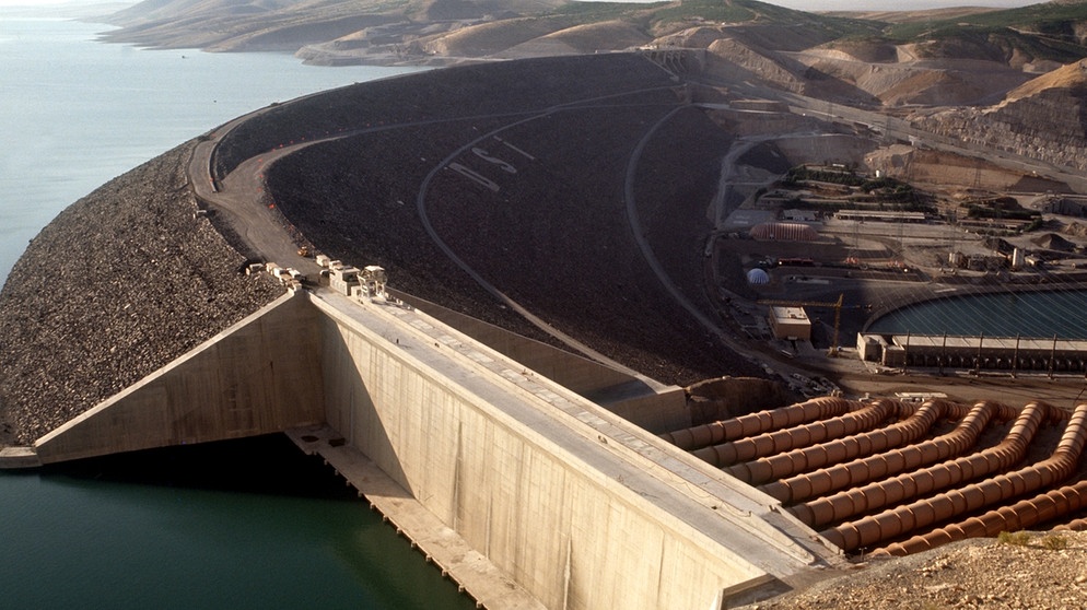 Luftaufnahme des Staudamms am Euphrat in der Provinz Sanliurfa, aufgenommen im Juli 1992. Der 169 m hohe Staudamm ist der größte der insgesamt 22 Dämme, mit denen Wasser der Flüsse Euphrat und Tigris gestaut werden. | Bild: Mehmet Biber/picture-alliance/dpa