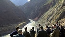 Rogun-Staudamm in Tadschikistan mit Besuchern | Bild: picture-alliance/dpa