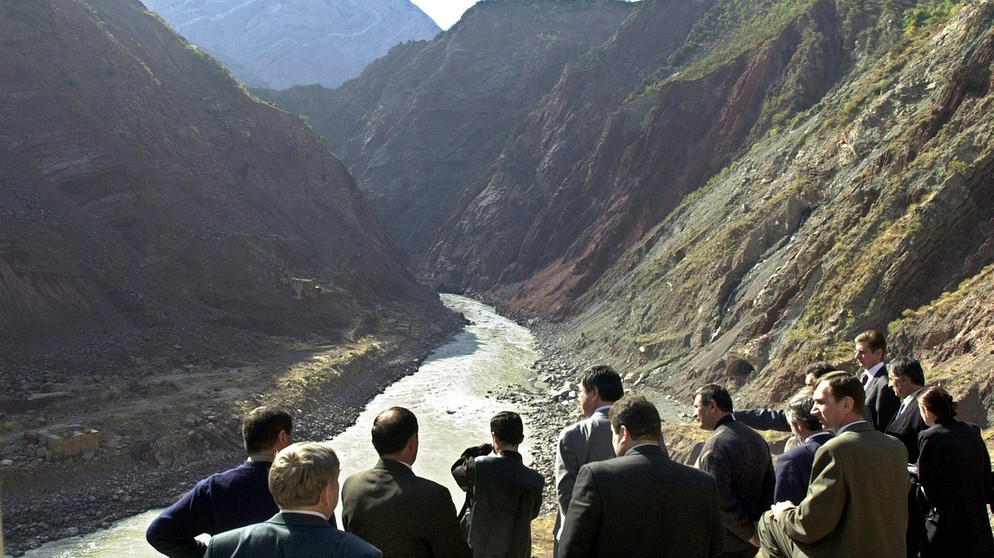 Rogun-Staudamm in Tadschikistan mit Besuchern | Bild: picture-alliance/dpa