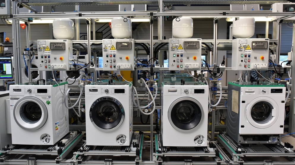 Serienproduktion von Waschmaschinen in einer Fabrikhalle | Bild: dpa-Bildfunk / Ralf Hirschberger