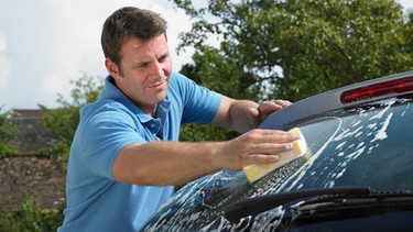 Mann wäscht sein Auto | Bild: Jupiterimages