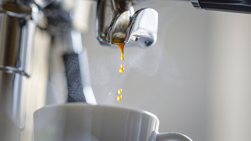 Auch Kaffee hat einen großen Wasserfußabdruck. Auf eine Tasse kommen vermeintlich bis zu 140 Liter virtuelles Wasser. | Bild: picture alliance / photothek | Thomas Trutschel