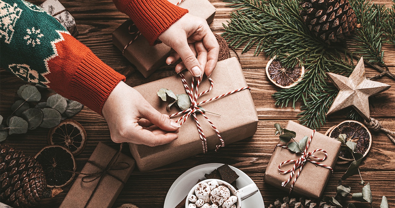 Eine Frau packt Geschenke ein. Weihnachtsbaum, Plätzchen, Braten und Geschenkpapier sind oft wenig umweltfreundlich. Wie ihr mit einfachen Tipps und Tricks ressourcenschonende und trotzdem schöne Weihnachten feiern könnt. | Bild: picture-alliance/dpa
