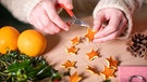 Eine Frau bastelt Weihnachtsschmuck aus Orangenschalen. Ein nachhaltiges Weihnachtsfest wird für viele immer wichtiger. | Bild: colourbox.com