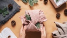 Geschenke sind in bunte Tücher eingepackt. Geschenke in Stoff einzupacken ist nachhaltig und spart Ressourcen. Geschenkpapier ist oft schädlich für Klima und Umwelt. Wir verraten euch Tipps, wie ihr Geschenke an Weihnachten nachhaltig und umweltfreundlich verpackt.  | Bild: colourbox.com
