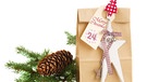Ein Geschenk ist in eine Brottüte eingepackt. Brottüten sind nachhaltiger als Geschenkpapier. Geschenkpapier ist oft schädlich für Klima und Umwelt. Wir verraten euch Tipps, wie ihr Geschenke an Weihnachten nachhaltig und umweltfreundlich verpackt.  | Bild: colourbox.com