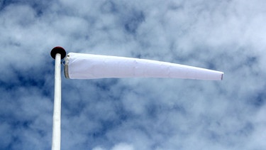 Eine Windfahne zeigt viel Wind.  | Bild: picture alliance/chromorange