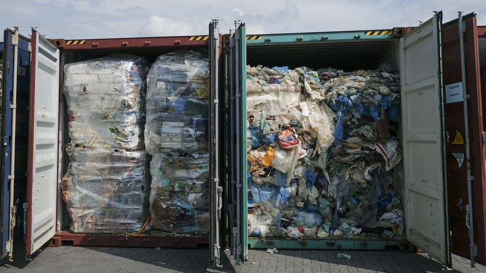 Für den Export bestimmte Container, gefüllt mit Plastikmüll, im Hafen von Port Klang, Malaysia | Bild: picture alliance / AA | Adli Ghazali