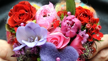 Ein bunter Strauß Blumen steckt voller Botschaften. | Bild: picture-alliance/dpa