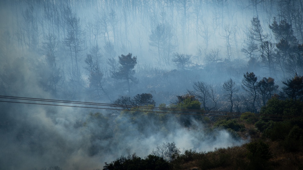 Verbrannter Berghang in der Nähe von Athen, Griechenland, 23.08.2021 | Bild: picture-alliance/dpa / Maria Chourdari 