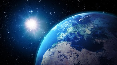 Darstellung der Erde, gesehen aus dem Weltall mit der Sonne im Hintergrund.
| Bild: picture-alliance/dpa