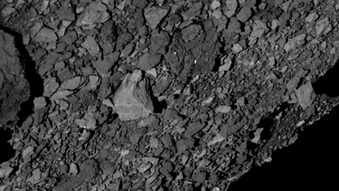 Nahaufnahme der Oberfläche des Asteroiden Bennu aus einer Distanz von nur 5 Kilometern. Aufgenommen am 7. März 2019 von der Raumsonde Osiris-Rex. Das Foto zeigt, dass der Asteroid Bennu einer Geröllhalde gleicht: Brocken mit bis zu 7 Metern Durchmesser übersäen ihn. | Bild: NASA/Goddard/University of Arizona
